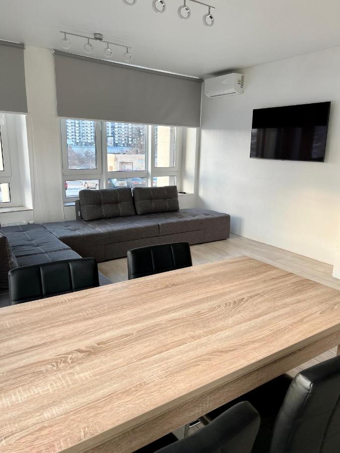 New 3 Rooms Apartment Near The Metro Station Київ Екстер'єр фото