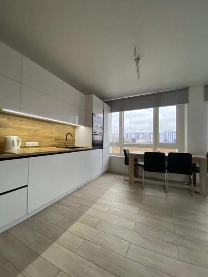 New 3 Rooms Apartment Near The Metro Station Київ Екстер'єр фото