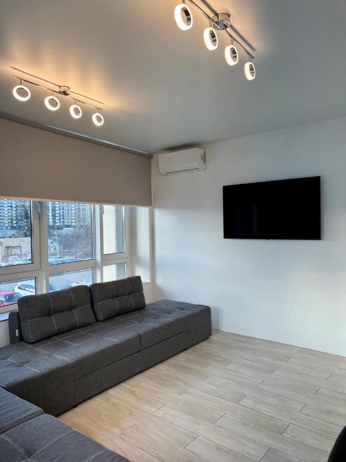 New 3 Rooms Apartment Near The Metro Station Київ Екстер'єр фото